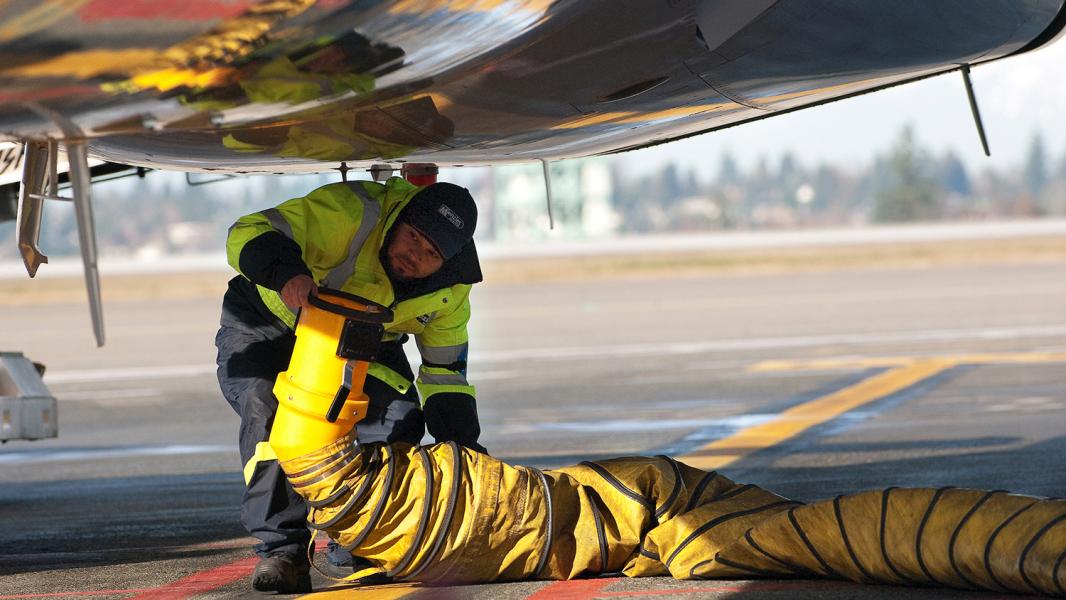 Aircraft connects to preconditioned air.