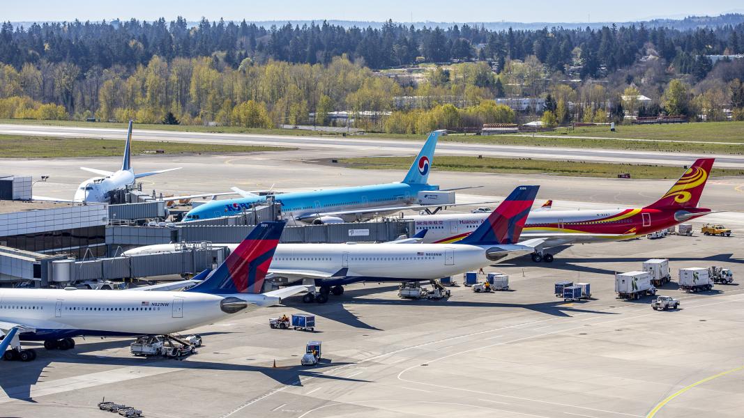 planes at S gates