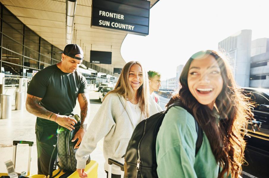 A group waits for its ride at the airport Thomas Barwick, Instagram @barwick_photo