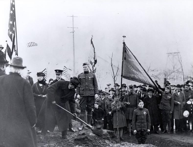 Planting the American Elm trees along the Living Road of Remembrance, 1922. Photo courtesy of the Des Moines Memorial Drive Preservation Association.